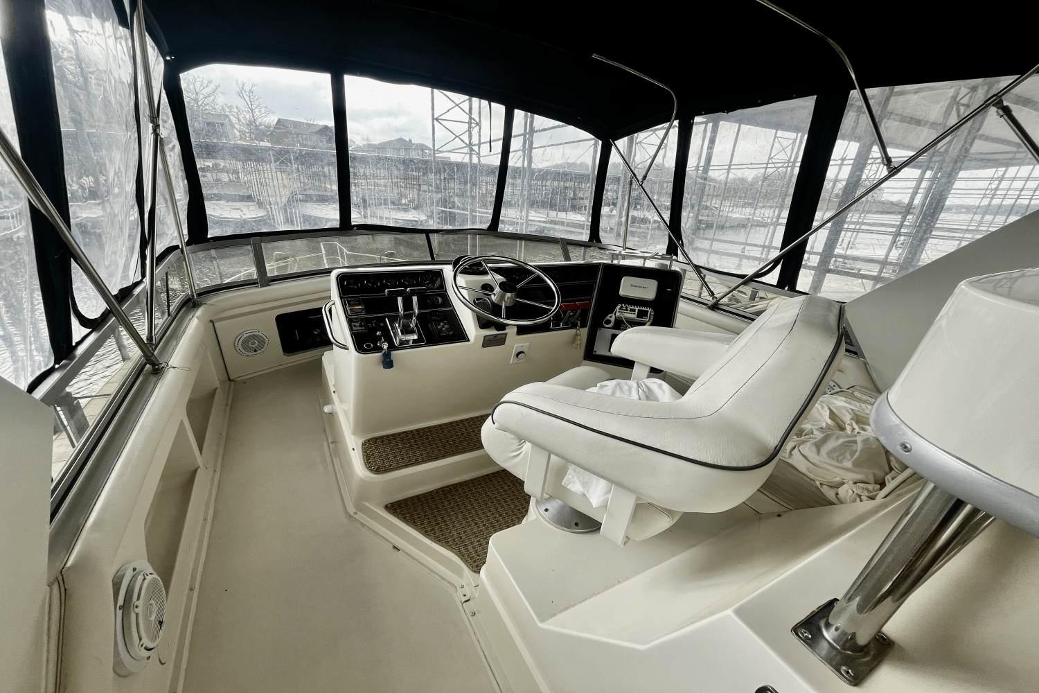 Slide: The Image of Carver Yachts 440 AFT CABIN MOTOR YACHT 1995 - 18