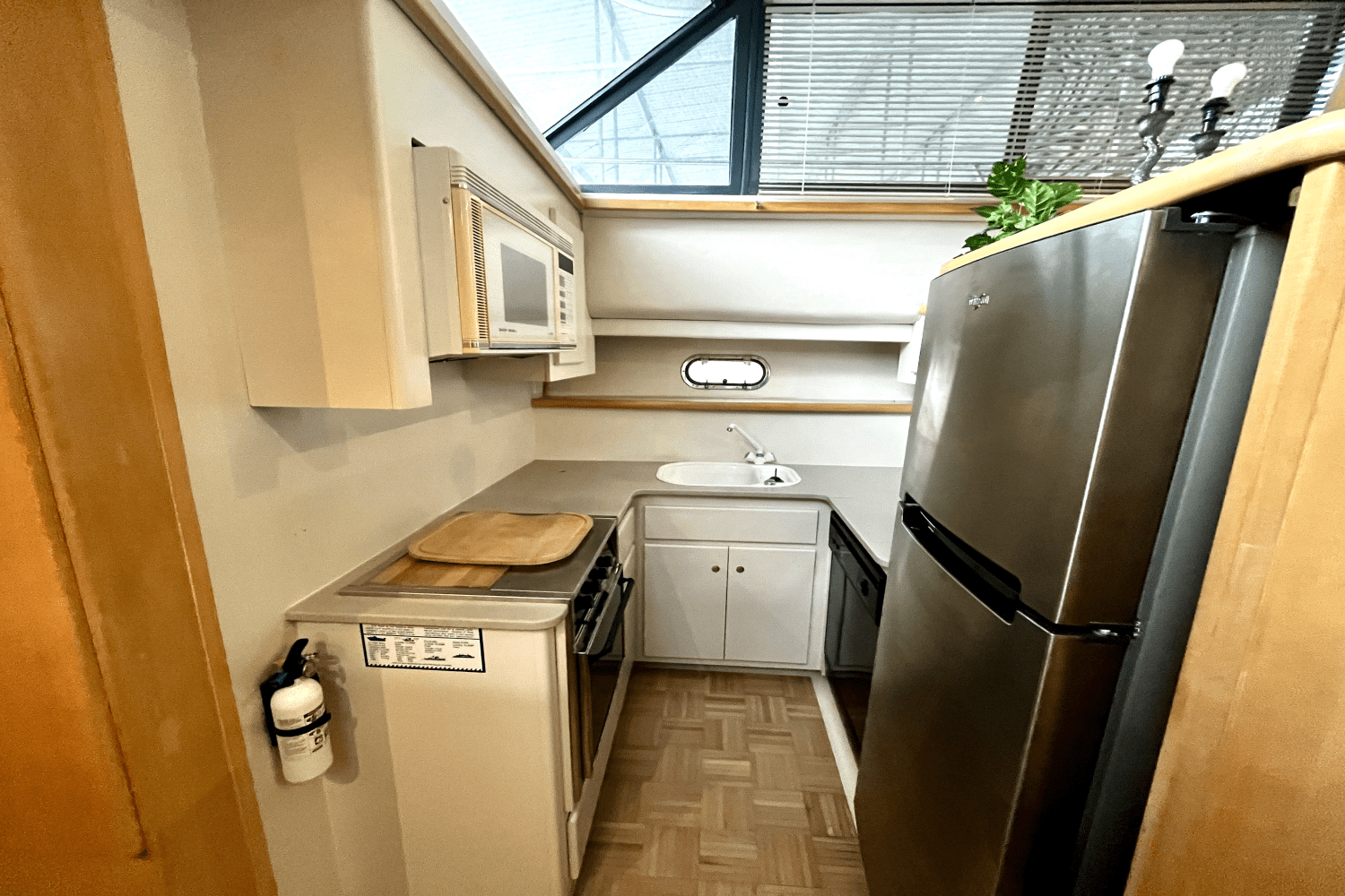 Slide: The Image of Carver Yachts 440 AFT CABIN MOTOR YACHT 1995 - 29