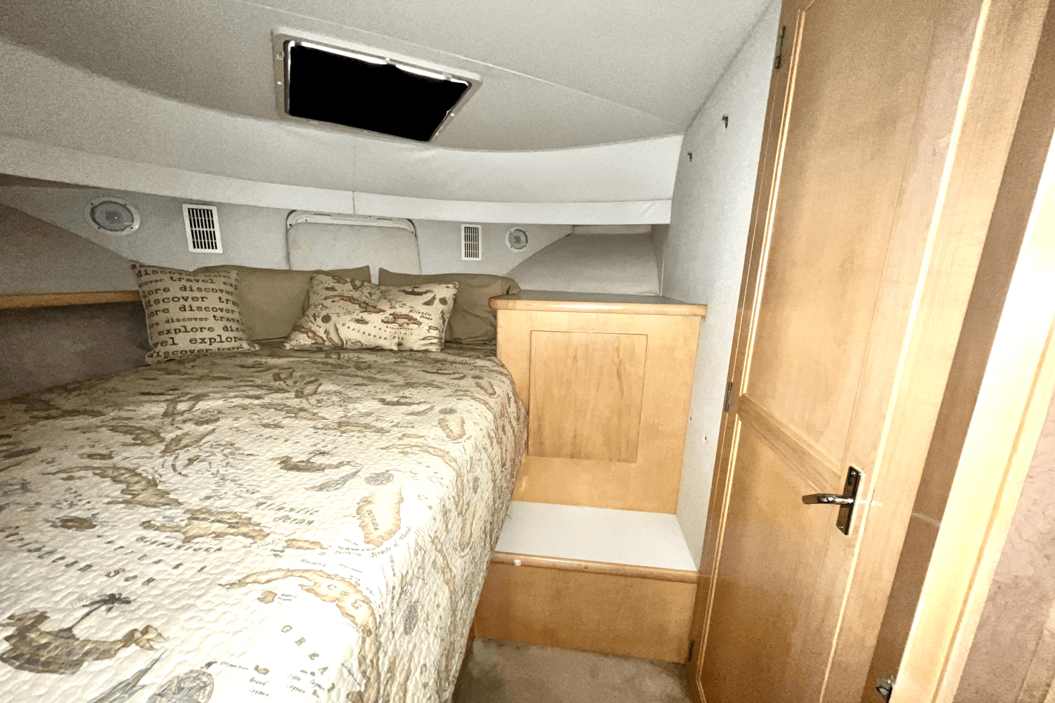 Slide: The Image of Carver Yachts 440 AFT CABIN MOTOR YACHT 1995 - 39