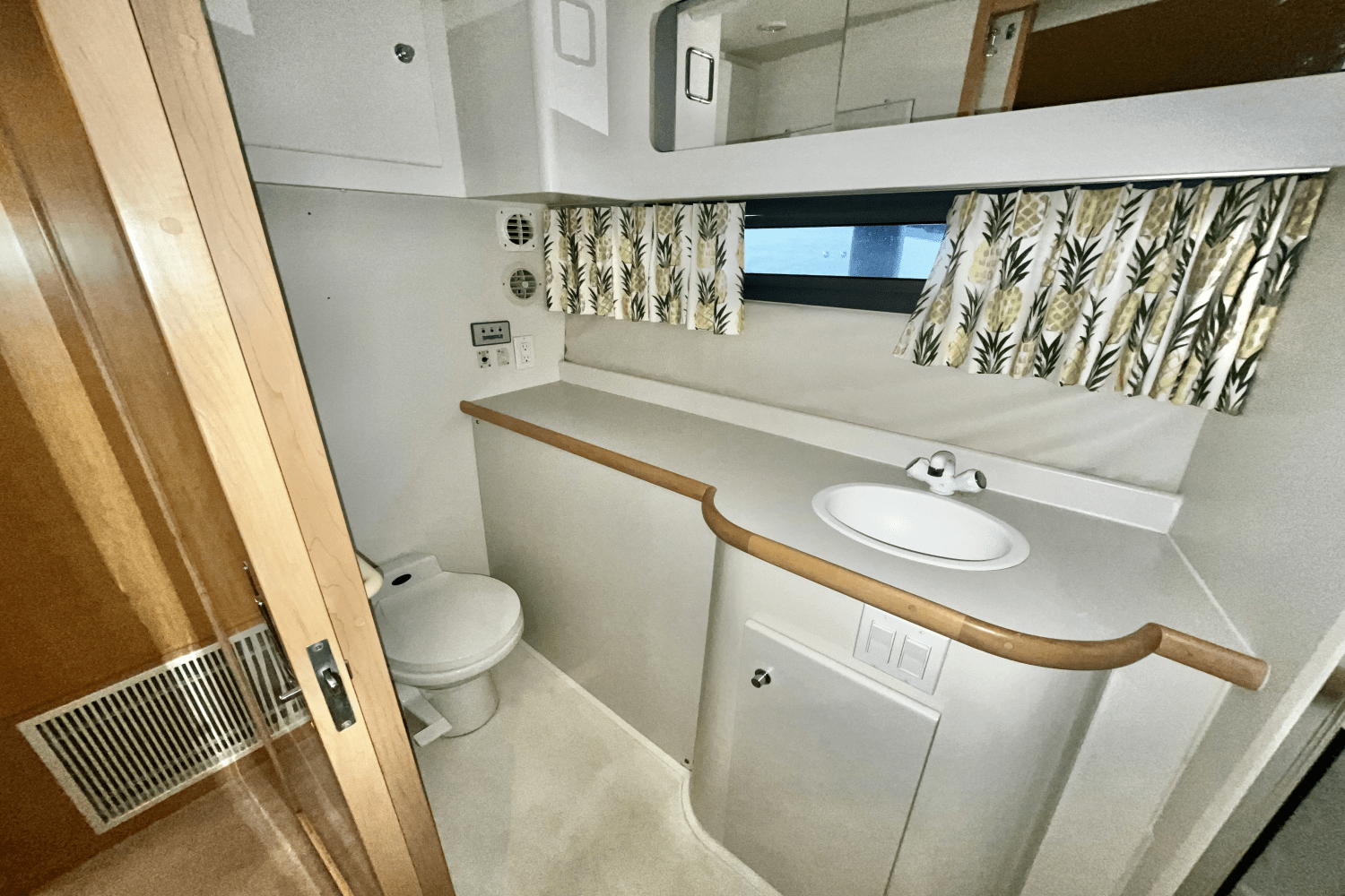 Slide: The Image of Carver Yachts 440 AFT CABIN MOTOR YACHT 1995 - 46