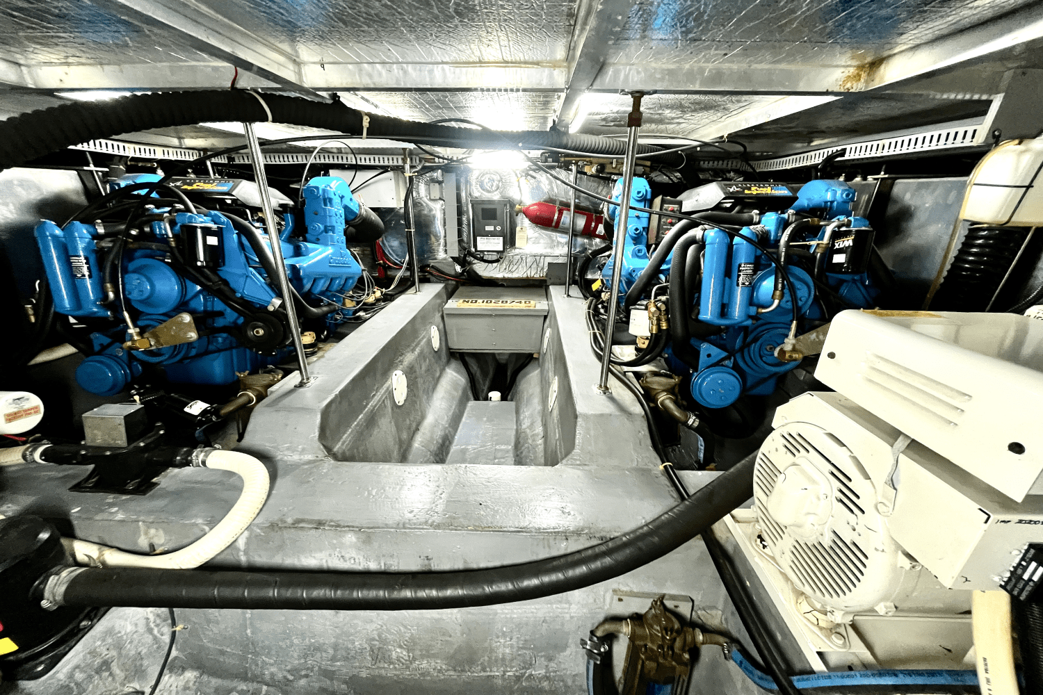 Slide: The Image of Carver Yachts 440 AFT CABIN MOTOR YACHT 1995 - 55