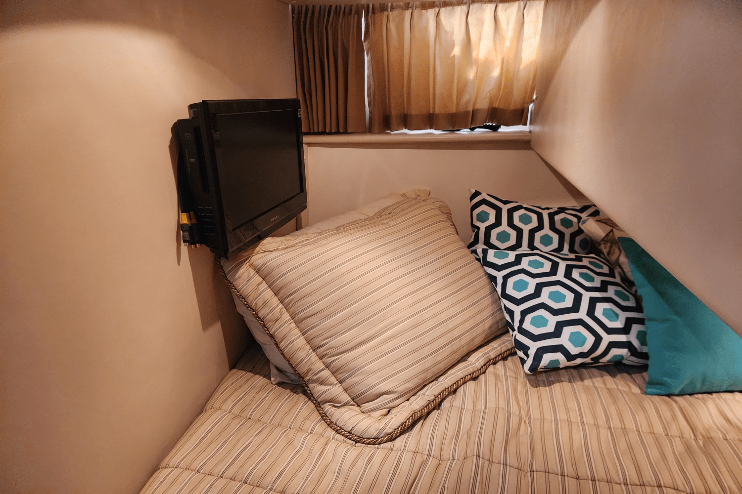 Slide: The Image of Carver Yachts 466 MY 2007 - 18