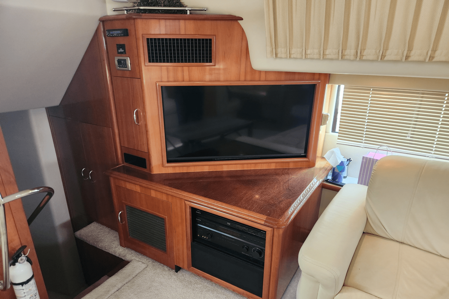 Slide: The Image of Carver Yachts 466 MY 2007 - 25