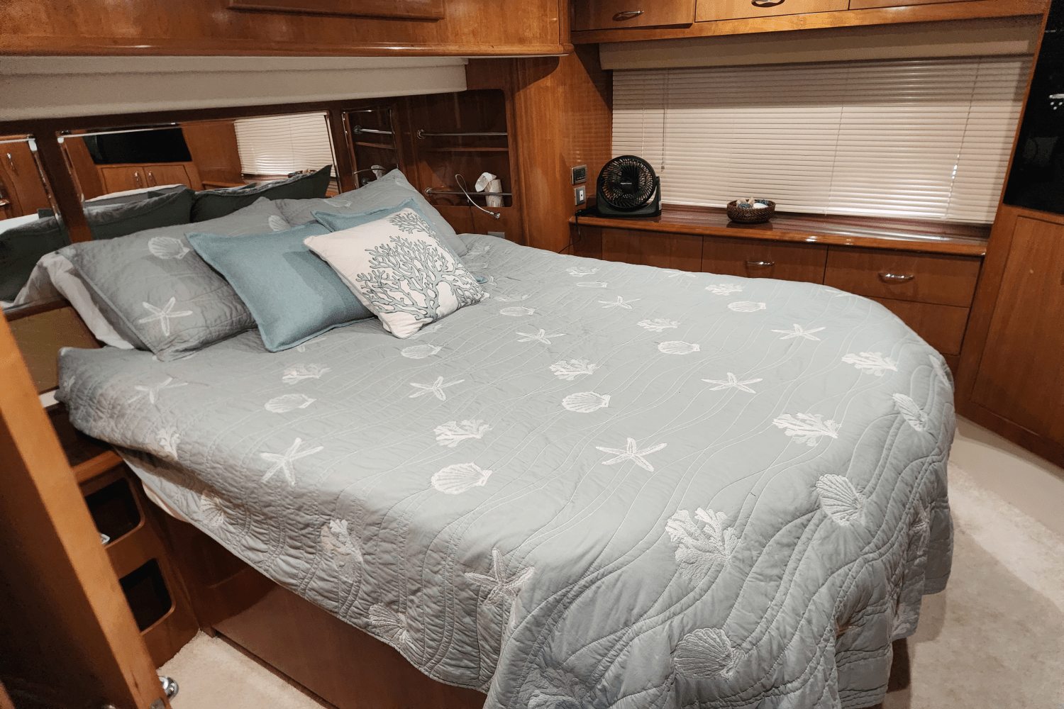 Slide: The Image of Carver Yachts 466 MY 2007 - 29