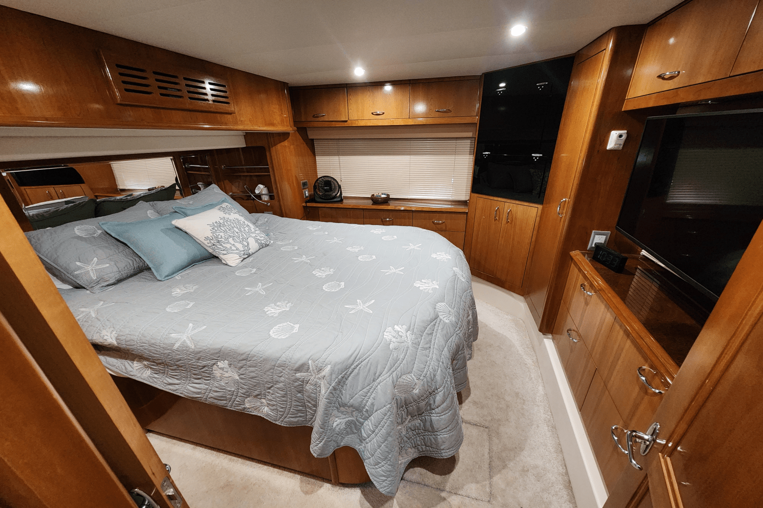 Slide: The Image of Carver Yachts 466 MY 2007 - 30