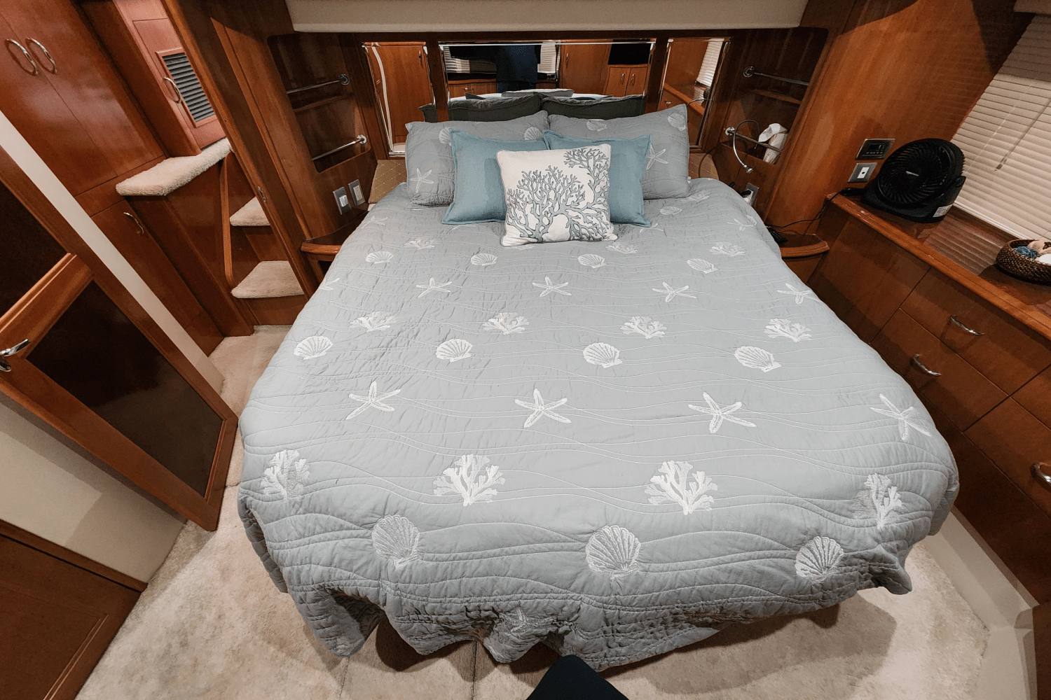 Slide: The Image of Carver Yachts 466 MY 2007 - 33