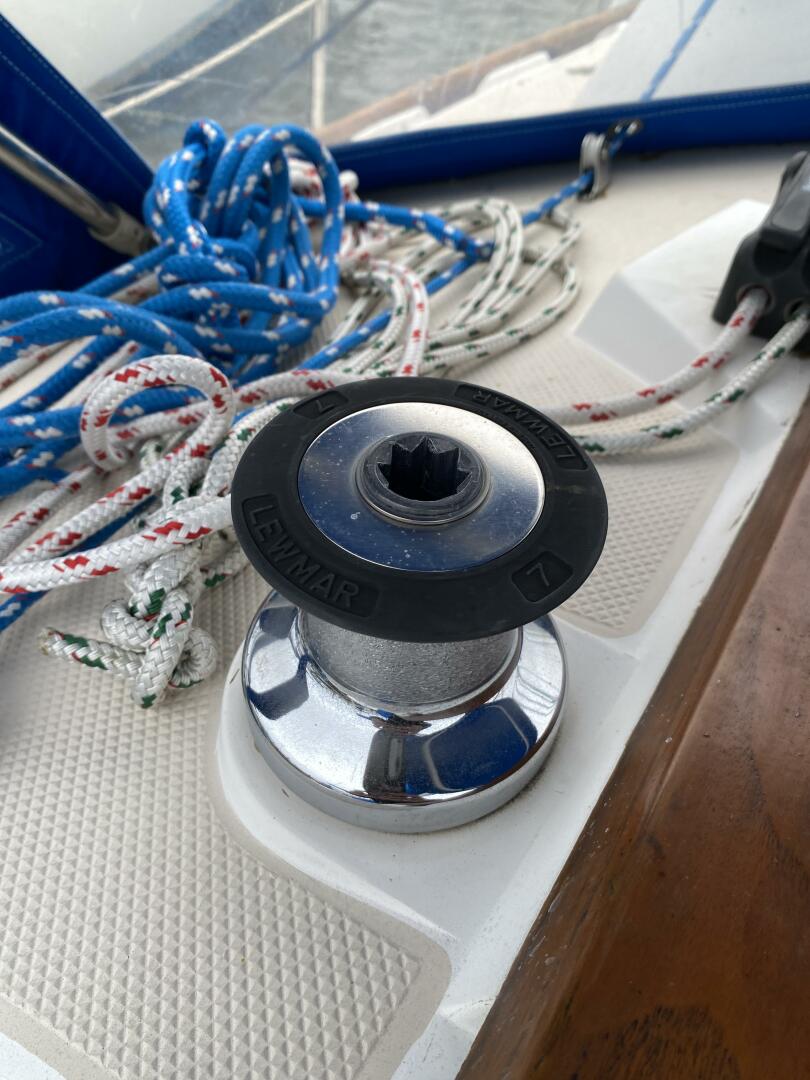 Slide: The Image of Lewmar Winch for Vang - 3910710