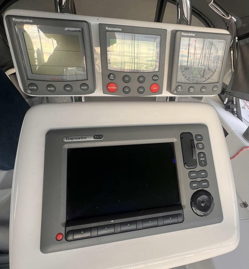 Slide: The Image of Helm 2004 Catalina 34 MK II - 4933305