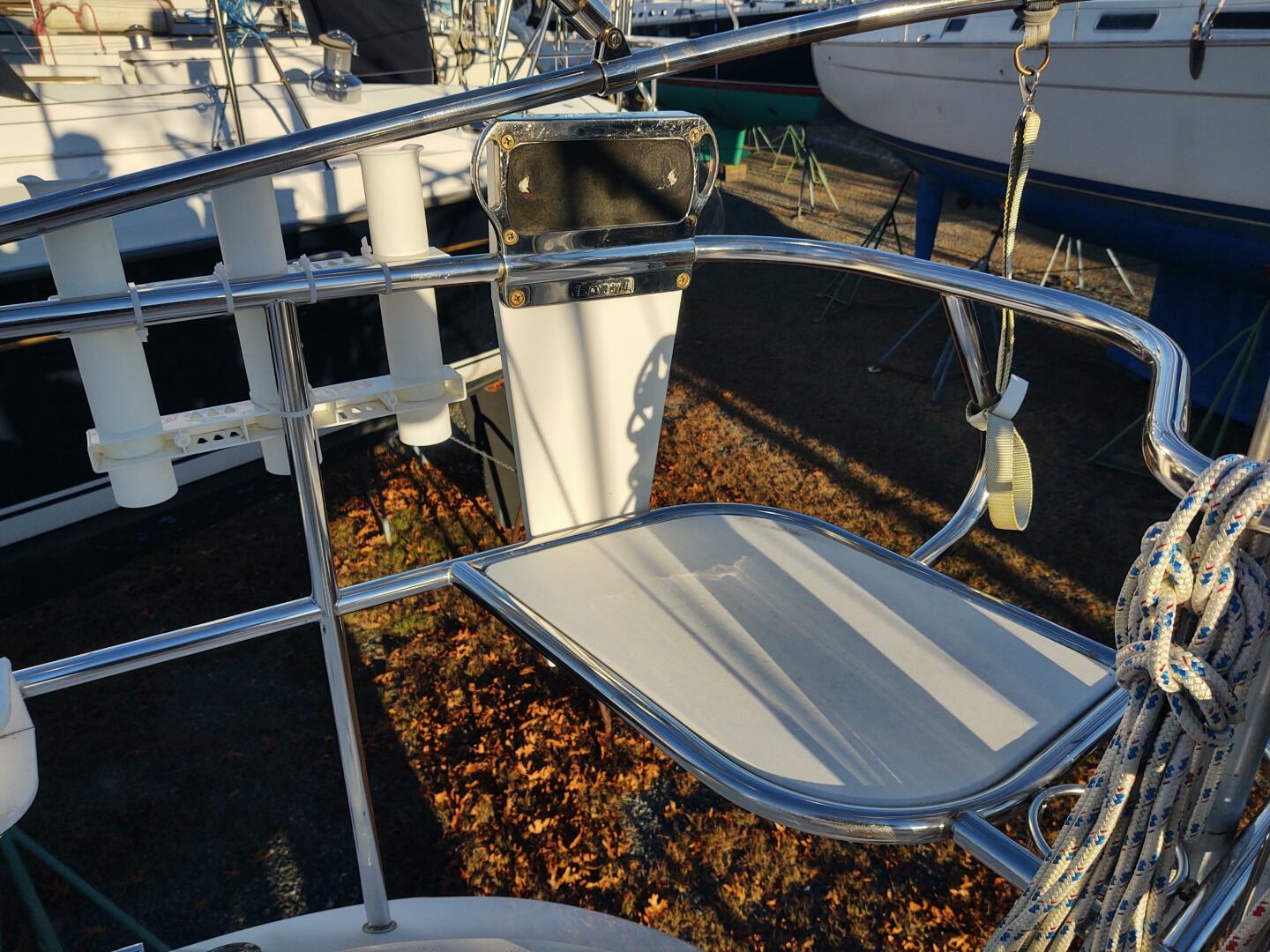 Slide: The Image of Dauntless qtr seat and outboard bracket - 4877811