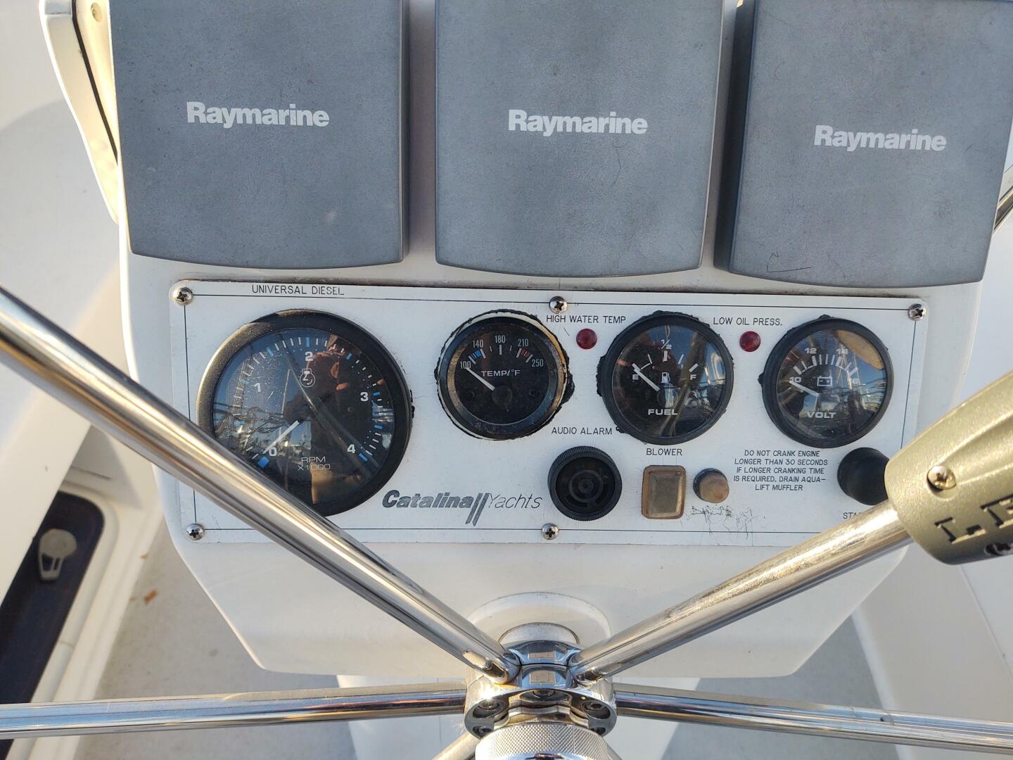 Slide: The Image of Dauntless Raymarine instruments  - 4877814