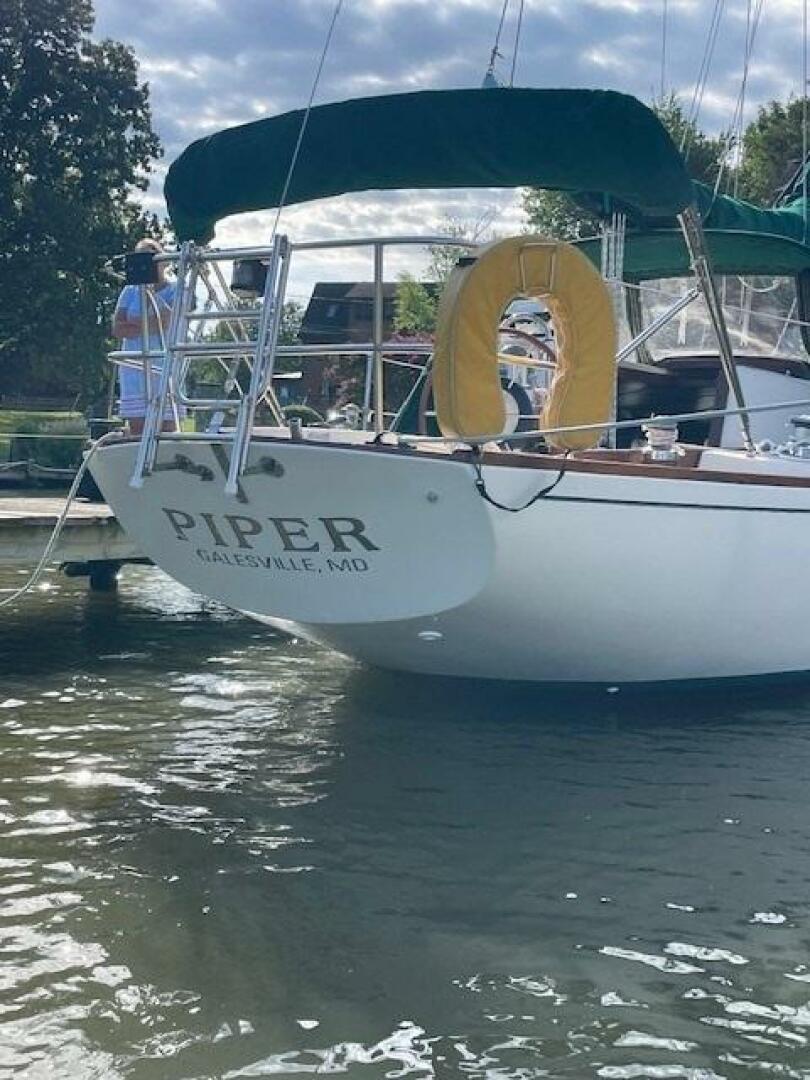 Slide: The Image of 34' Sea Sprite transom - 4583172