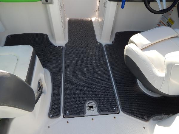 Slide: The Image of Interior of 2015 Chaparral Vortex 223 VRX boat with black floor mats. - 19