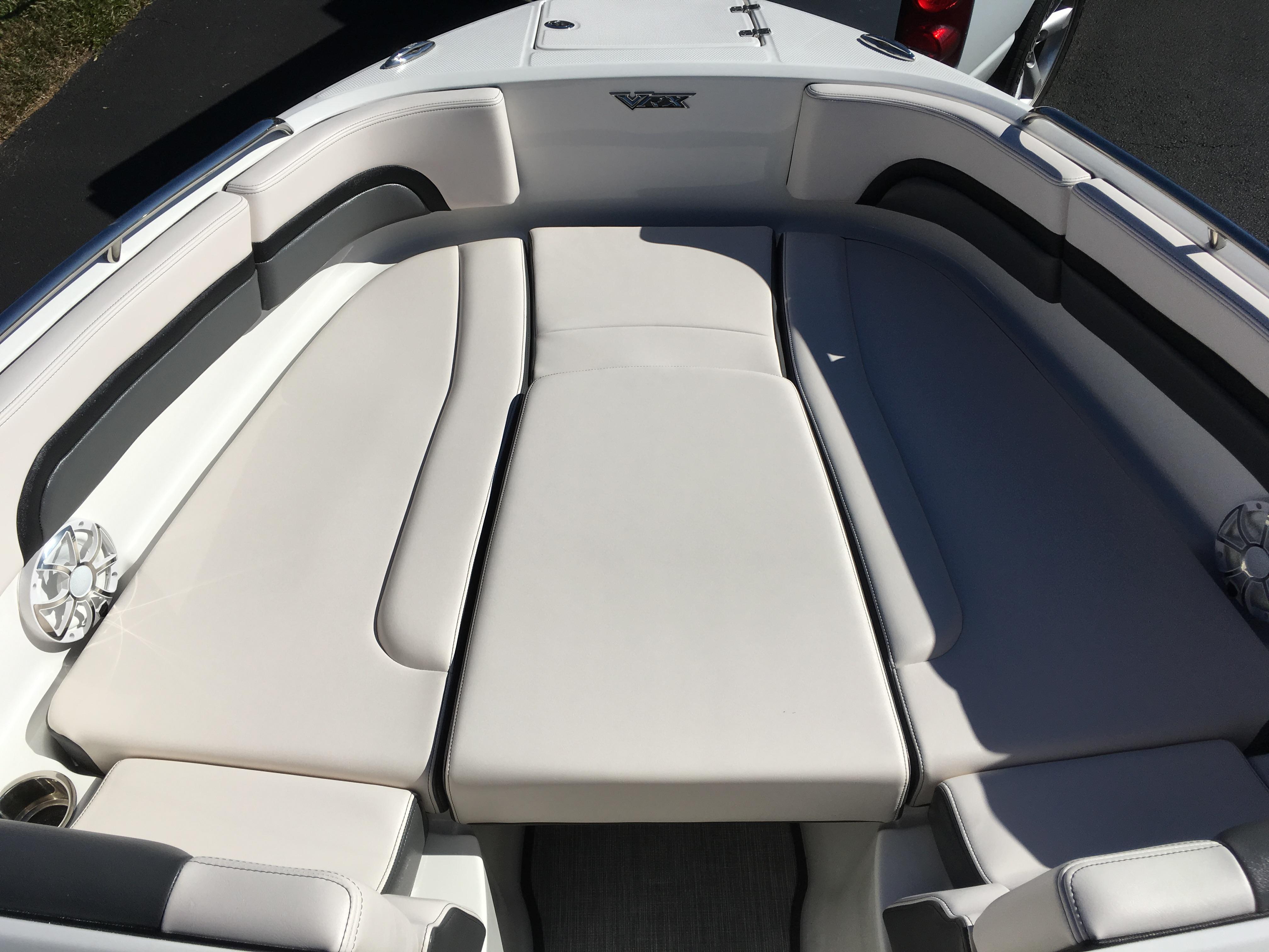 Slide: The Image of Chaparral Vortex 2430 VRX Surf Edition 2018 - 12