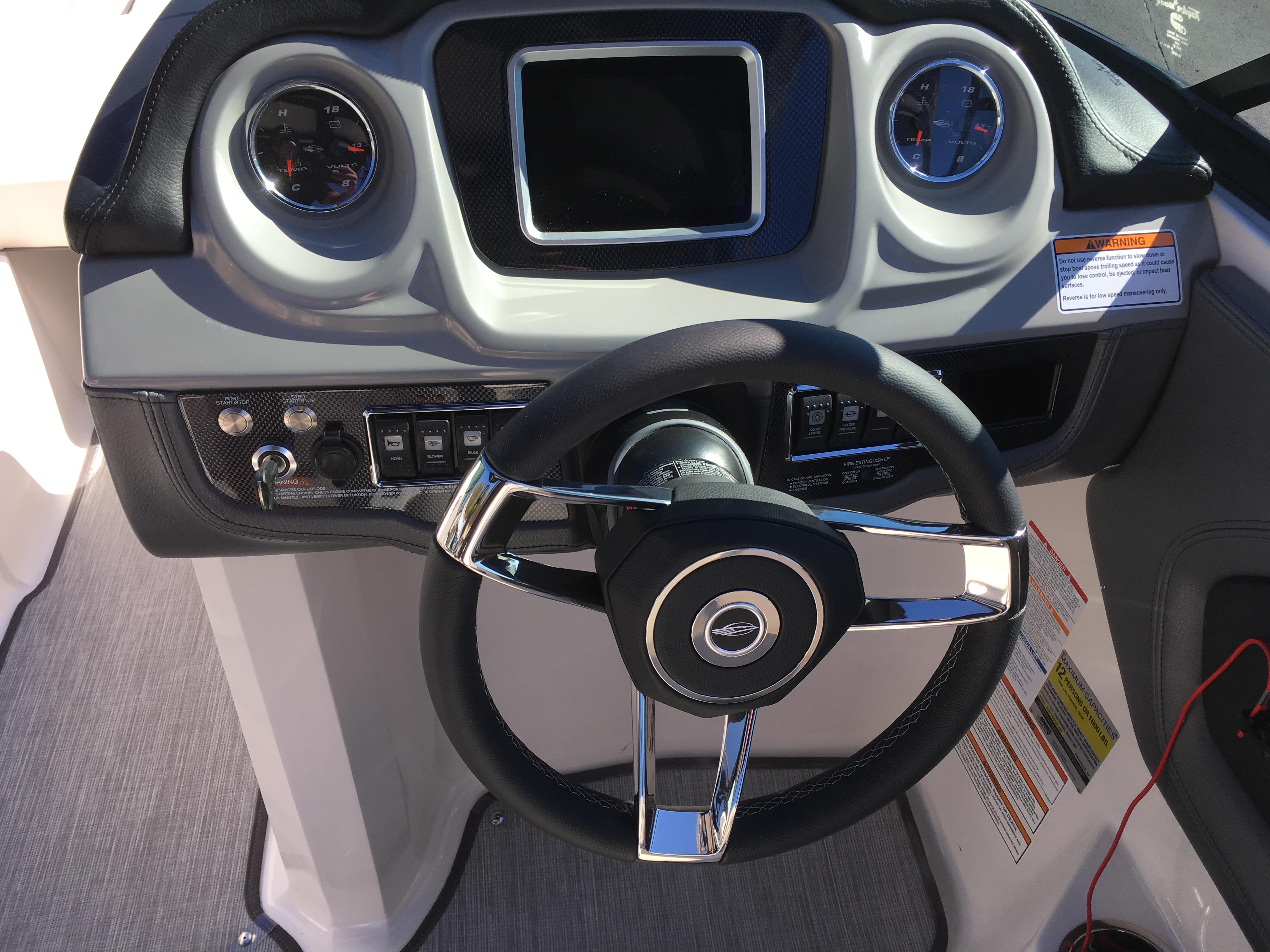 Slide: The Image of Chaparral Vortex 2430 VRX Surf Edition 2018 - 7