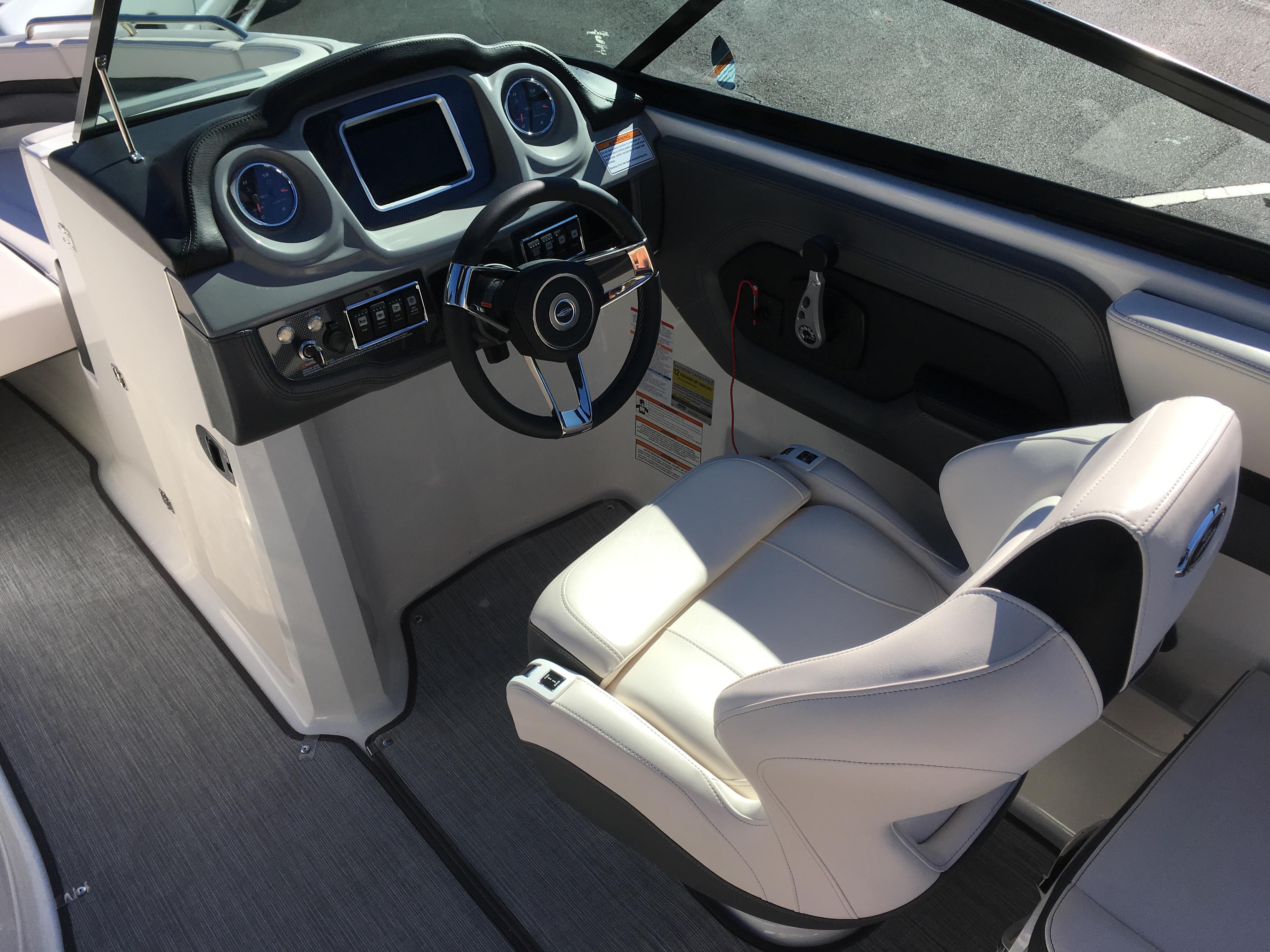 Slide: The Image of Chaparral Vortex 2430 VRX Surf Edition 2018 - 8