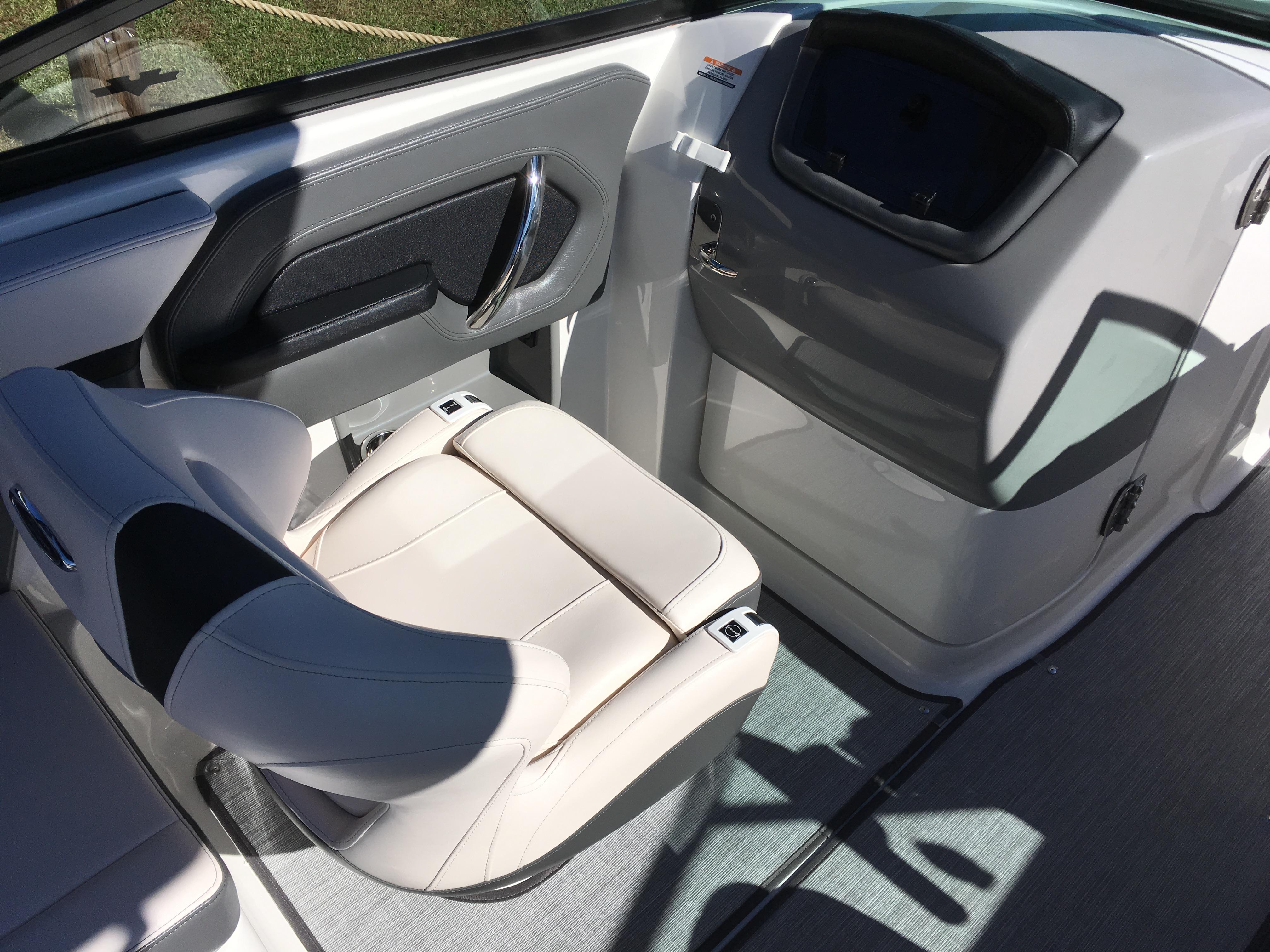 Slide: The Image of Chaparral Vortex 2430 VRX Surf Edition 2018 - 9