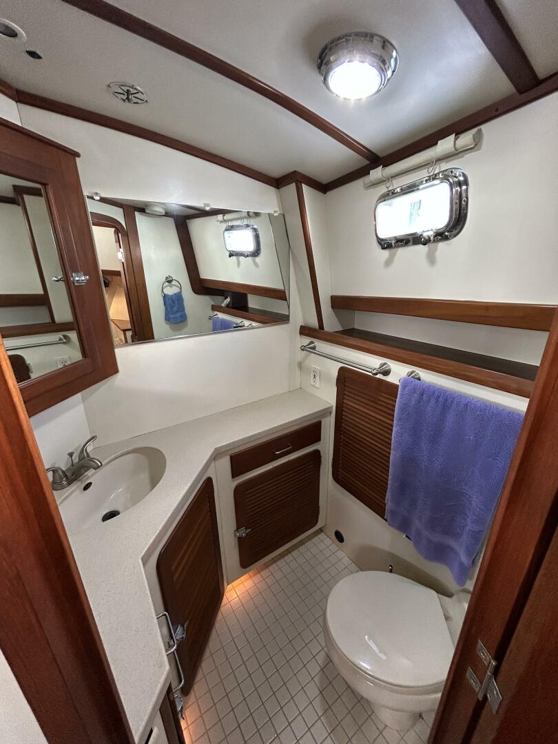 Slide: The Image of 50' Cherubini master stateroom head - 5060413