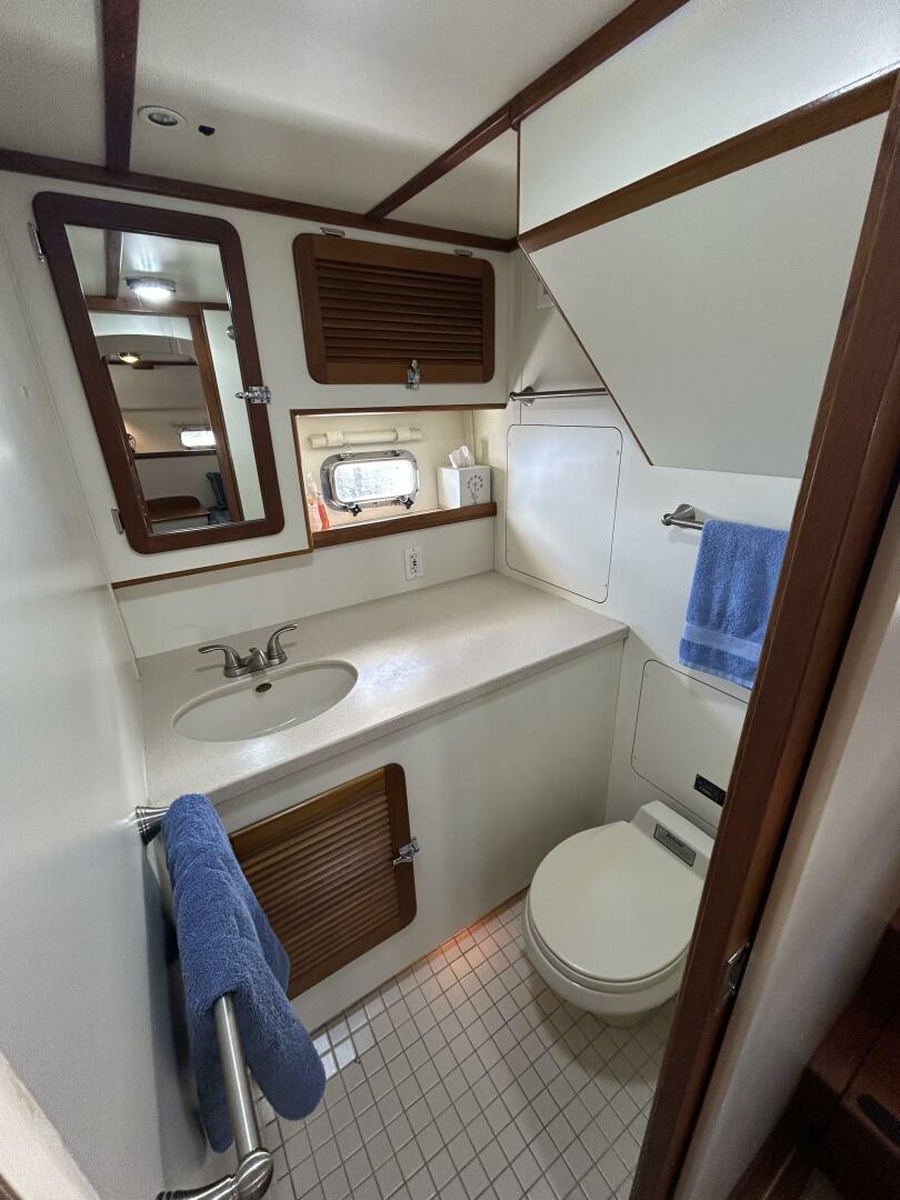Slide: The Image of 50' Cherubini guest stateroom head - 5060404