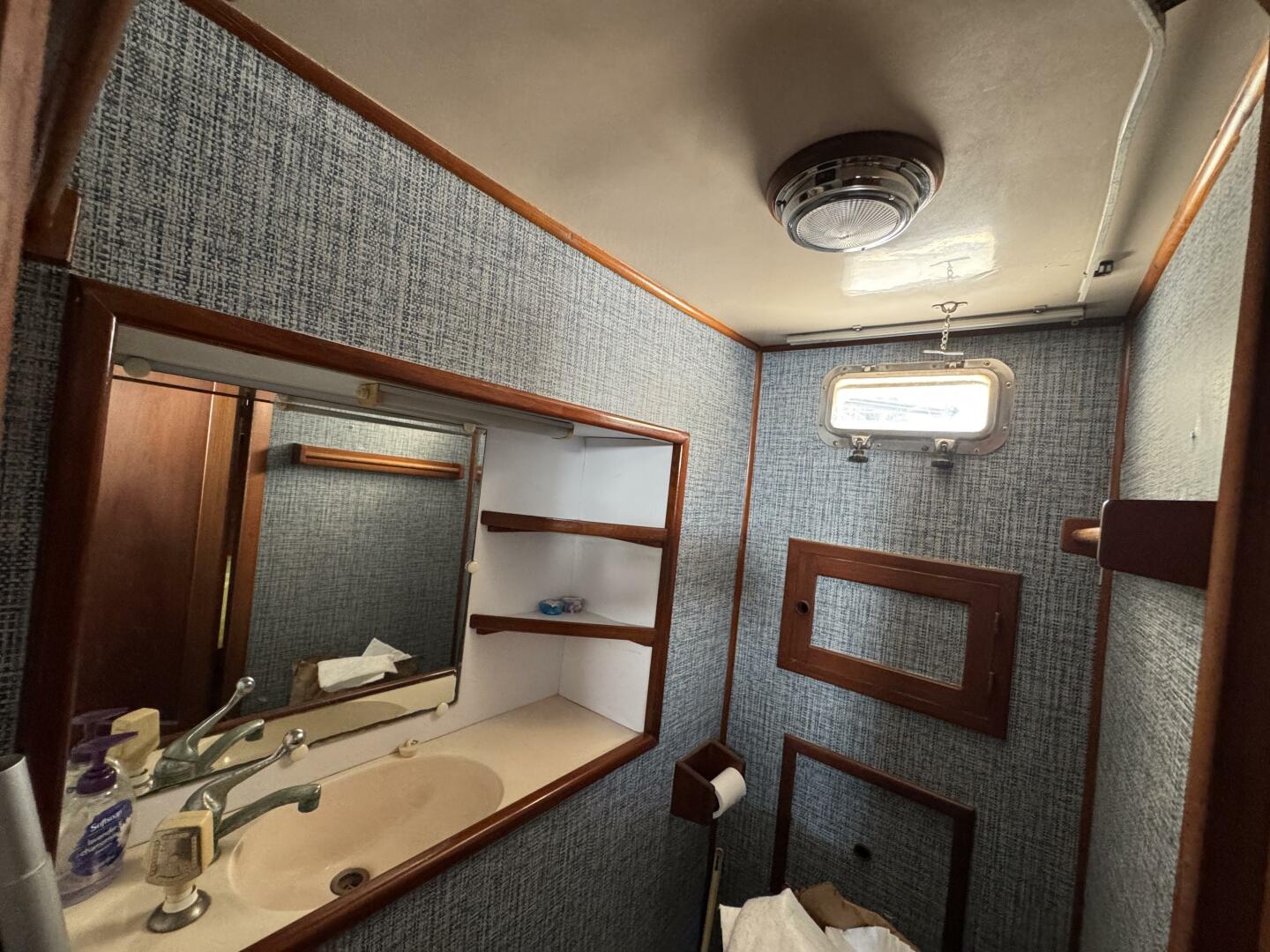 Slide: The Image of Chien Hwa Senator Futura Sundeck 1987 - 5288383