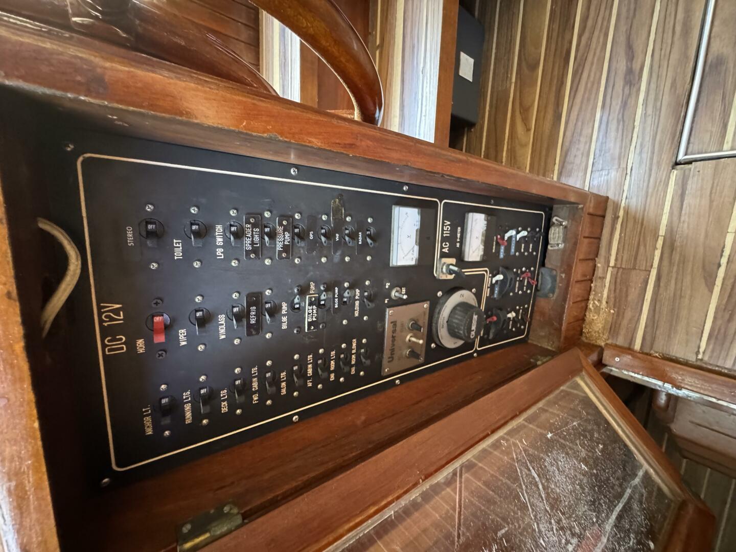 Slide: The Image of Chien Hwa Senator Futura Sundeck 1987 - 5288402