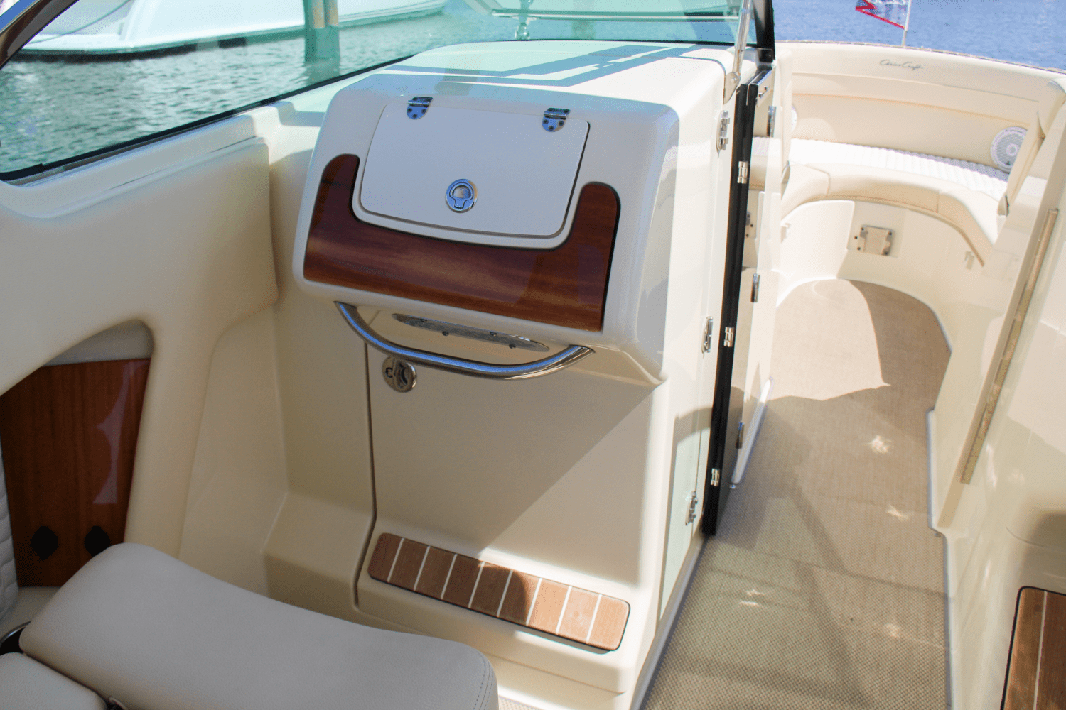 Slide: The Image of Chris-Craft 28 LAUNCH 2020 - 10