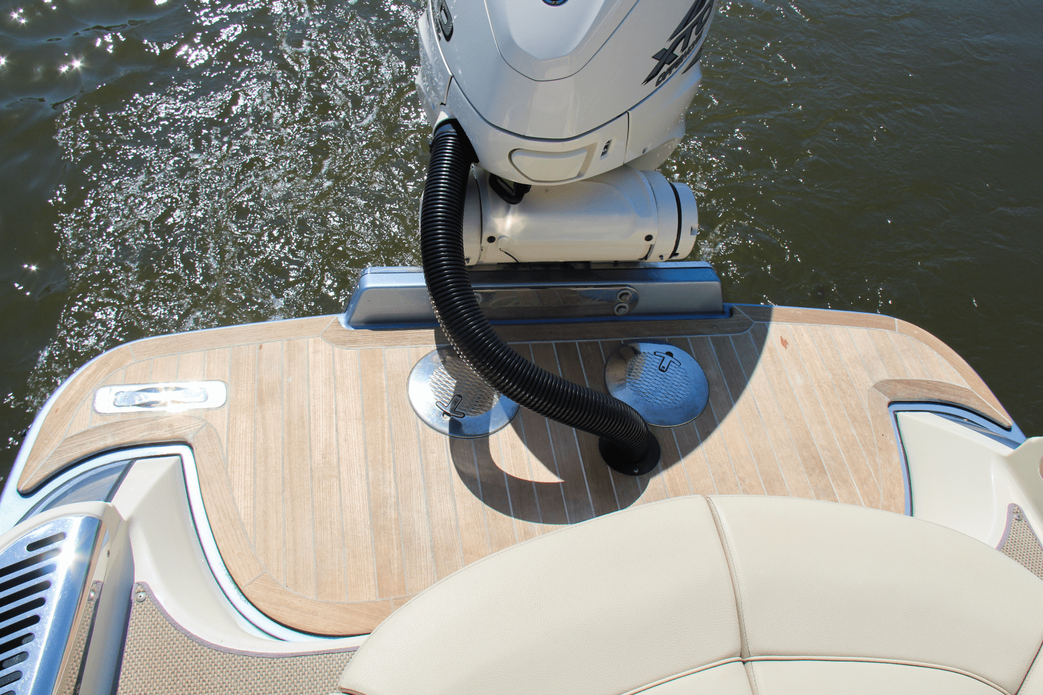 Slide: The Image of Chris-Craft 28 LAUNCH 2020 - 15