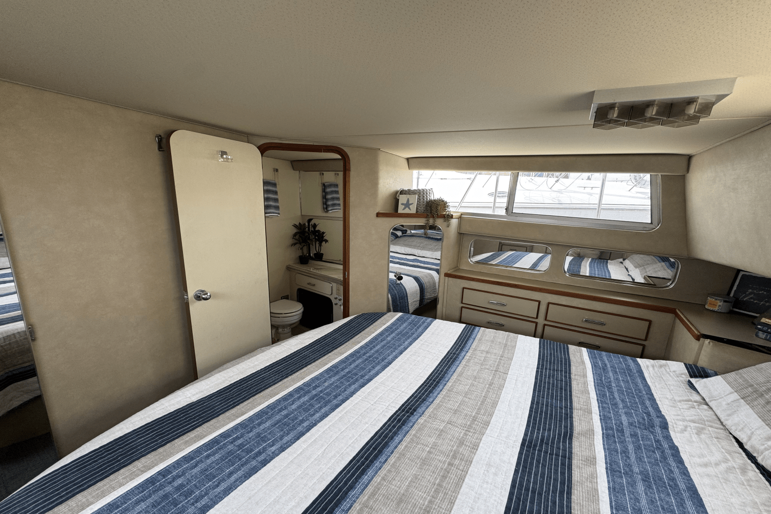 Slide: The Image of Chris-Craft 381 CATALINA 1986 - 16