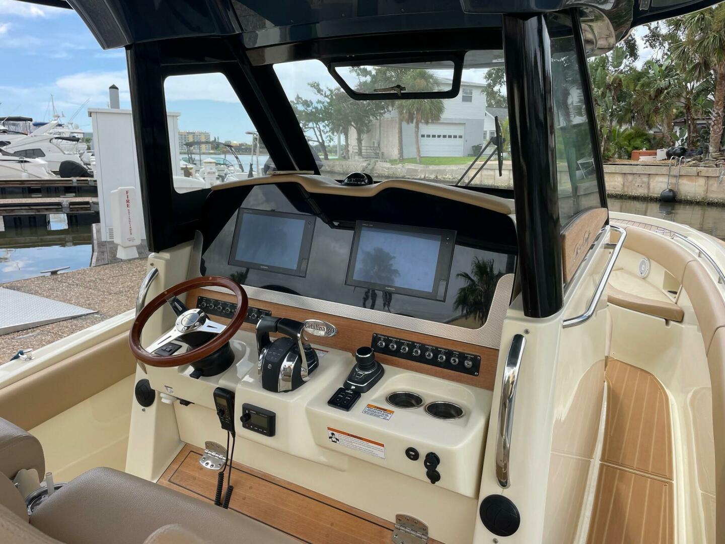 Slide: The Image of Chris Craft 30 Catalina- Helm Chris Craft 30 Catalina- Engines - 5485676