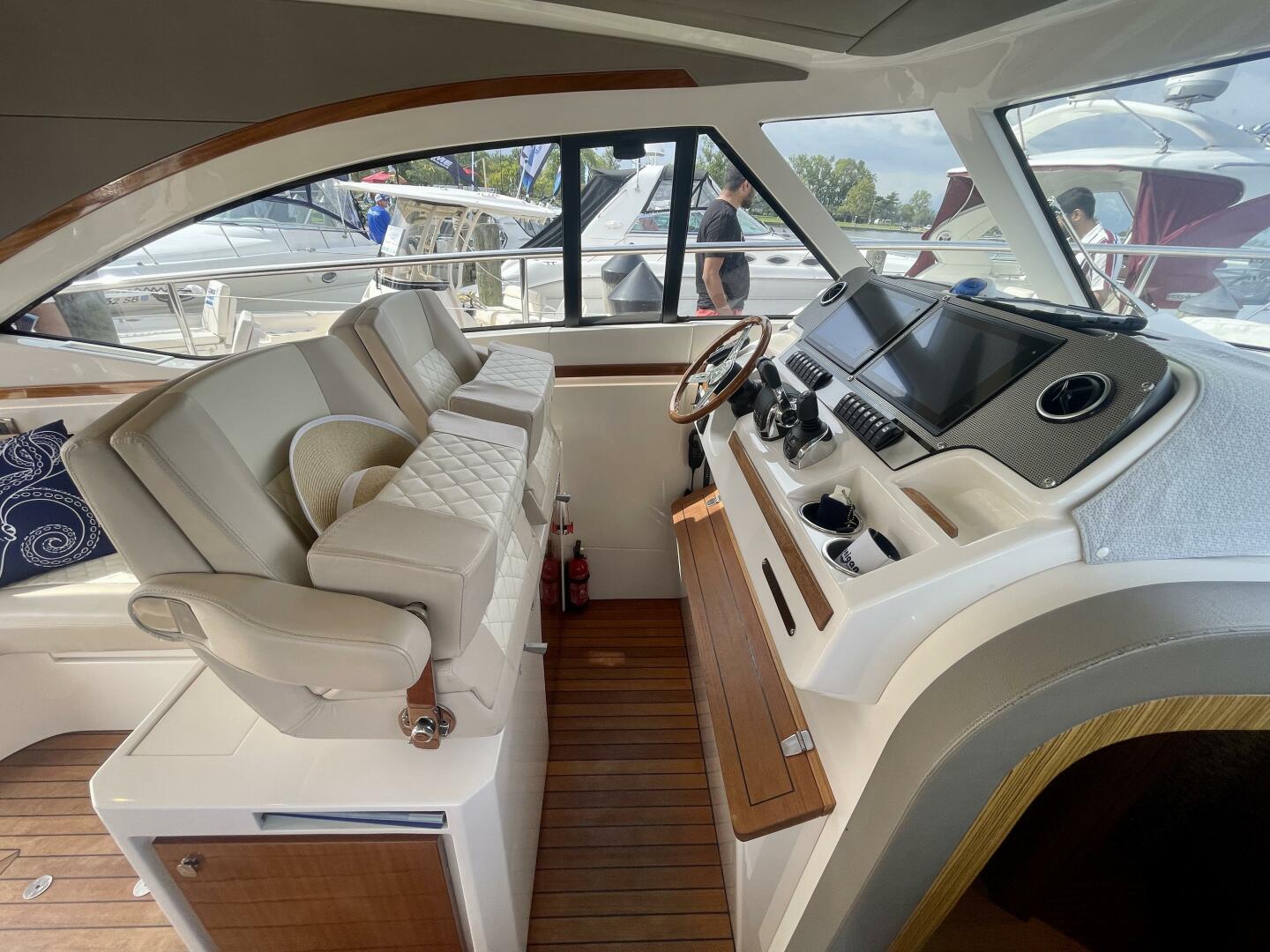 Slide: The Image of Chris-Craft Commander 42 2017 - 4188431