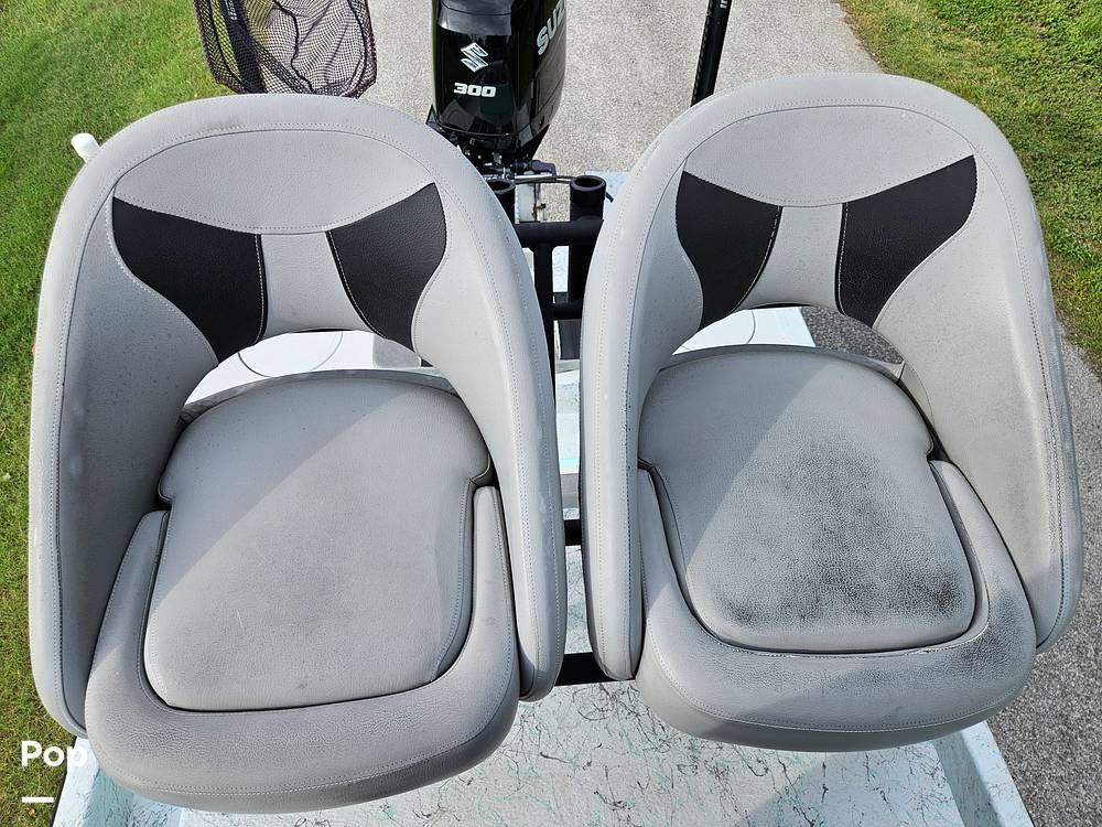 Slide: The Image of Captain's Chairs - 15624667