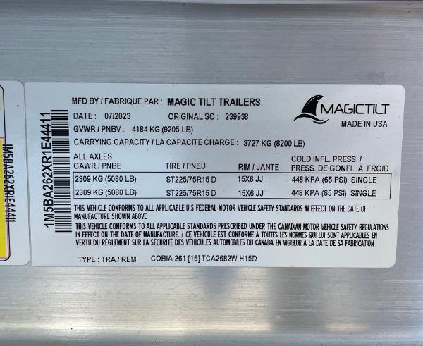Slide: The Image of 2024 Cobia 262 Center Console trailer label by Magic Tilt Trailers, GVWR 4184 kg, 3727 kg capacity. - 14
