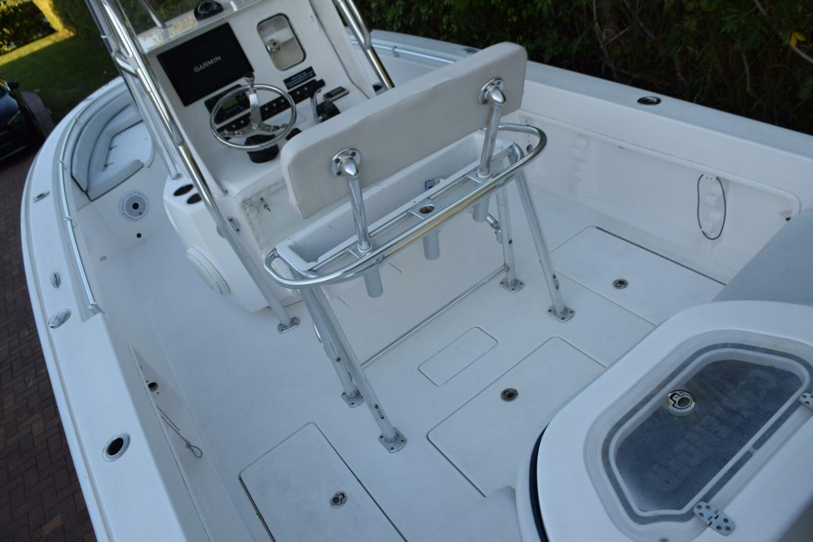Slide: The Image of Non Skid Self Bailing Deck, 2 Underdeck Fishboxes Aft   - 5107809