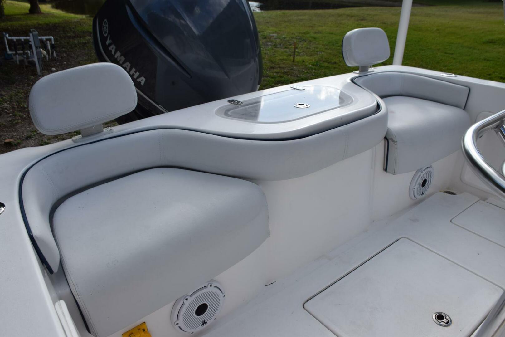 Slide: The Image of Rear Molded Seats and Transom Livewell   - 5107822