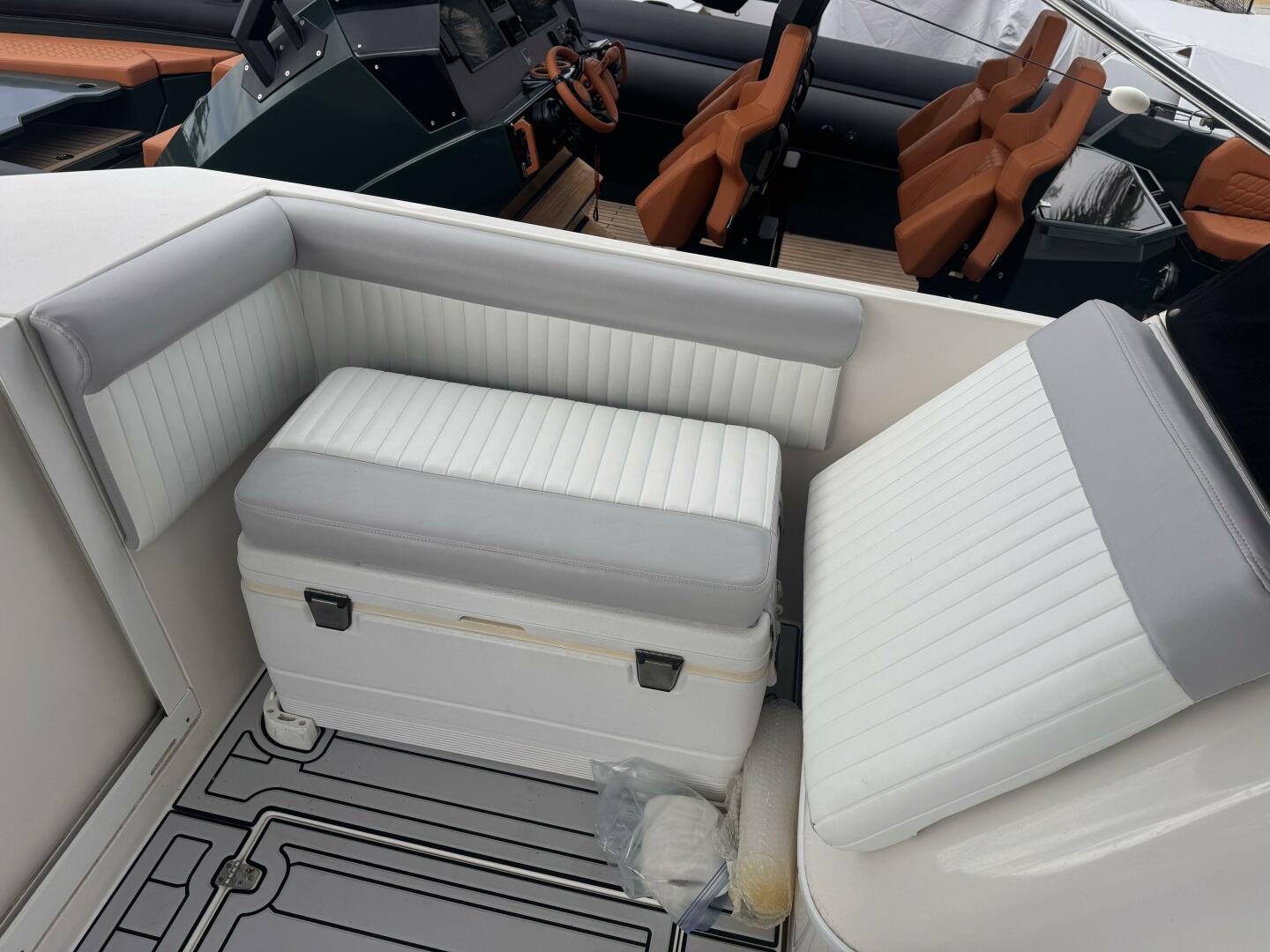 Slide: The Image of Contender 35 Side Console 2004 - 5060234