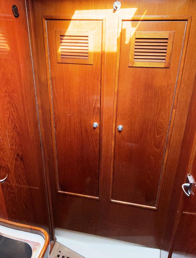 Slide: The Image of Head storage lockers, port side - 3517265