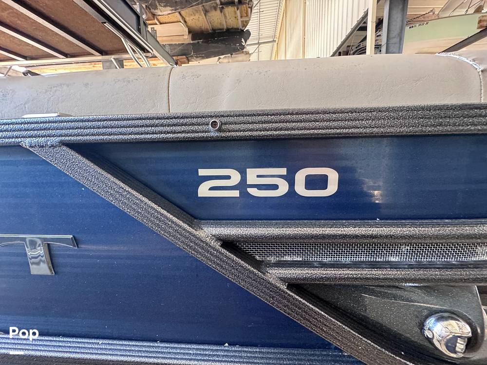 Slide: The Image of Crest Classic 250L Upper Sun Deck 2016 - 15111791