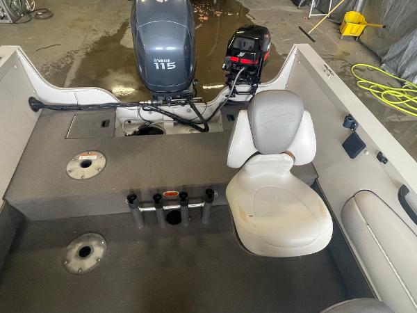 Slide: The Image of 2004 Crestliner 1700 SUPER HAWK boat interior with Yamaha 115 outboard motor. - 7