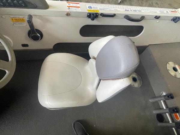 Slide: The Image of Crestliner 1700 SUPER HAWK 2004 boat interior with white captain's chair. - 9