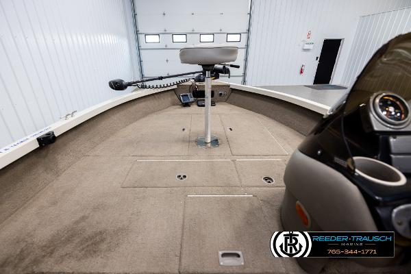 Slide: The Image of 2005 Crestliner 1750 FISHHAWK boat interior with fishing seat and control panel. - 13