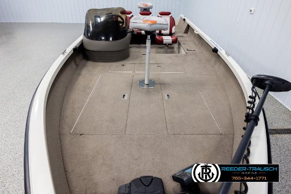 Slide: The Image of 2005 Crestliner 1750 FISHHAWK boat interior with seating and steering console. - 15