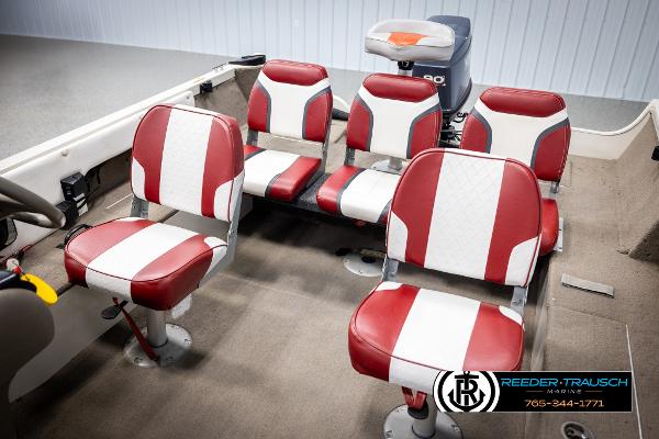 Slide: The Image of 2005 Crestliner 1750 FISHHAWK boat interior with red and white seating. - 19