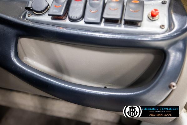 Slide: The Image of Control panel of 2005 Crestliner 1750 FISHHAWK boat with switches and handle. - 33