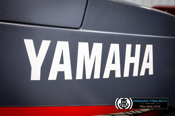 Slide: The Image of 2005 Crestliner 1750 Fishhawk boat with Yamaha branding, Reeder-Trausch Marine logo visible. - 43