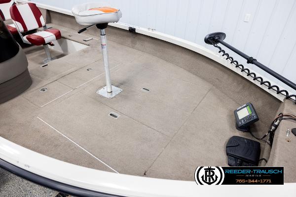 Slide: The Image of 2005 Crestliner 1750 FISHHAWK boat interior with fishing seat and equipment. - 7