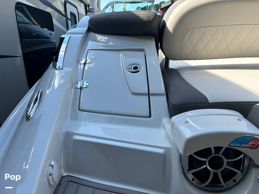 Slide: The Image of Crownline E255 2022 - 14789387