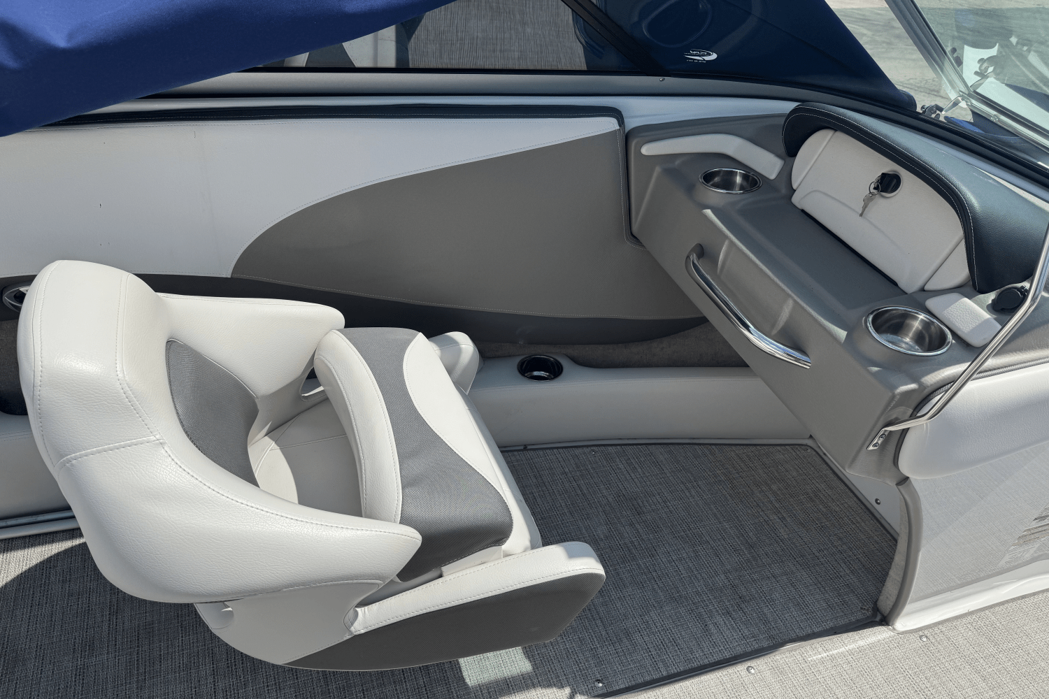 Slide: The Image of Crownline Boats 215SS 2020 - 18