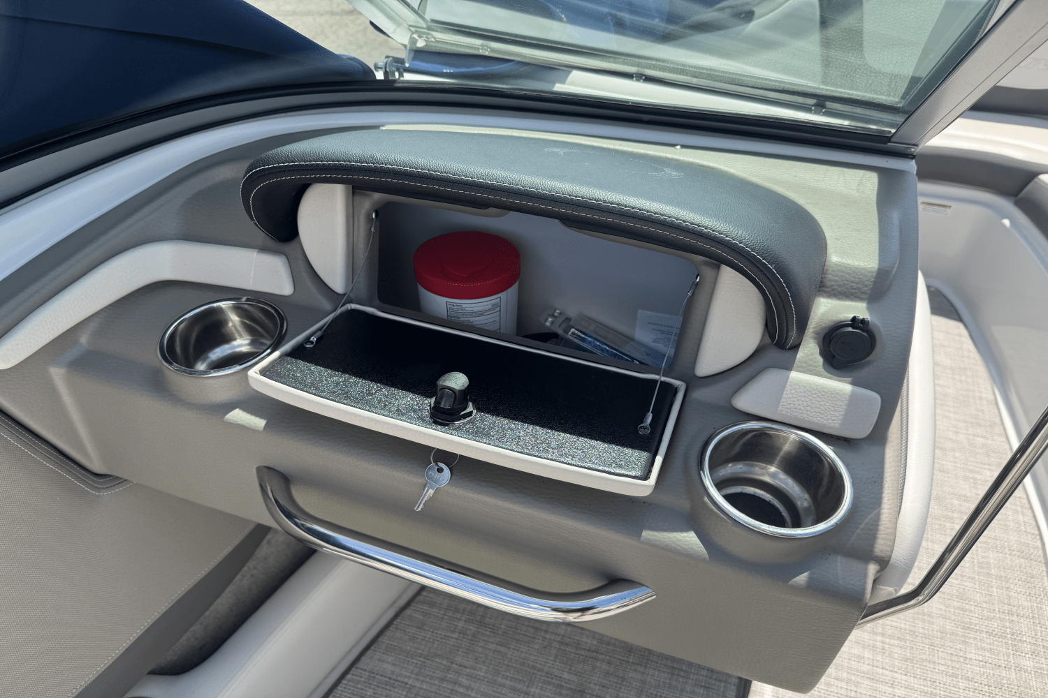 Slide: The Image of Crownline Boats 215SS 2020 - 19