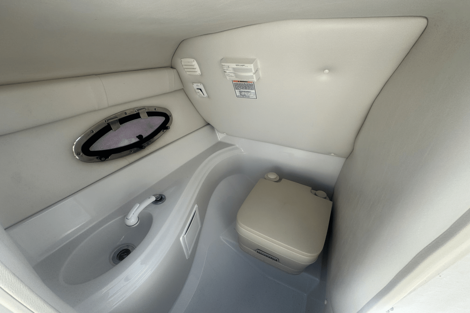 Slide: The Image of Crownline Boats 220 EX 2005 - 20