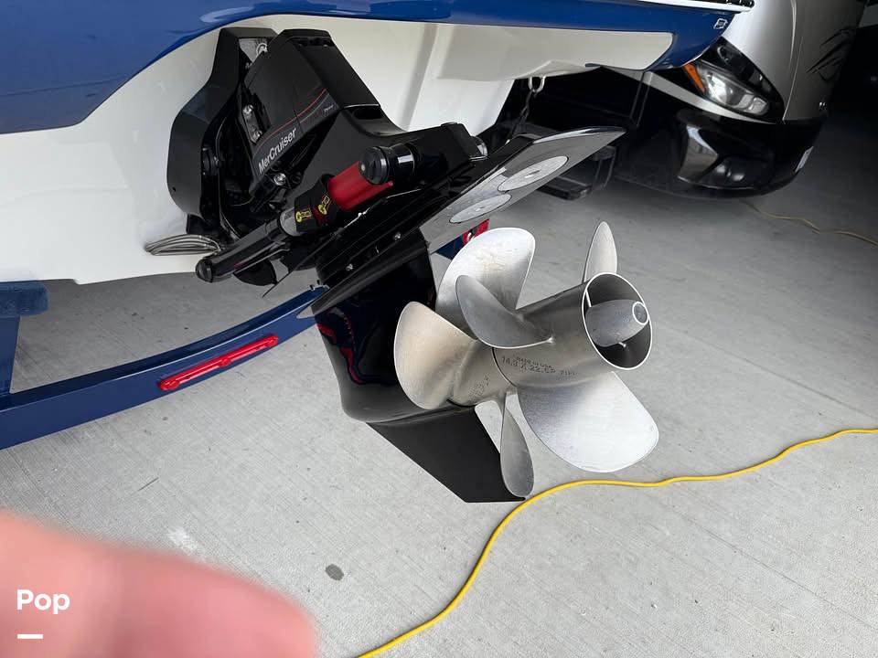 Slide: The Image of Crownline Boats 220SS 2024 - 15909873