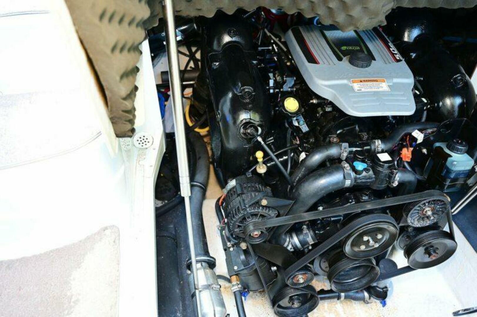 Slide: The Image of Crownline Boats 236 CR 2015 - 5214260